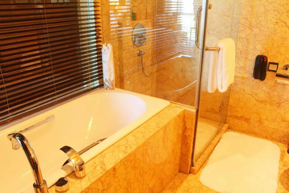 lake view bathroom (Copy).jpg